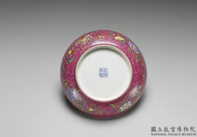 图片[3]-Dish with “Three Plenty” motif on a polychrome red ground in yangcai painted enamels, Qianlong reign (1736-1795), Qing dynasty-China Archive